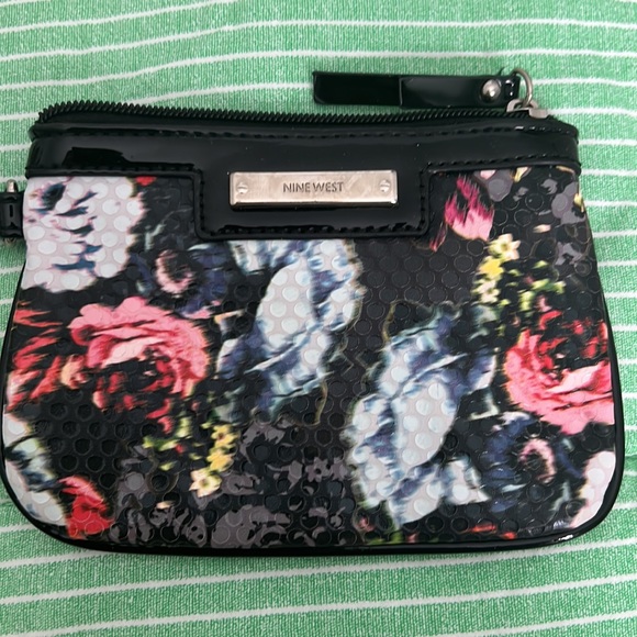 Floral wristlet - Picture 2 of 3